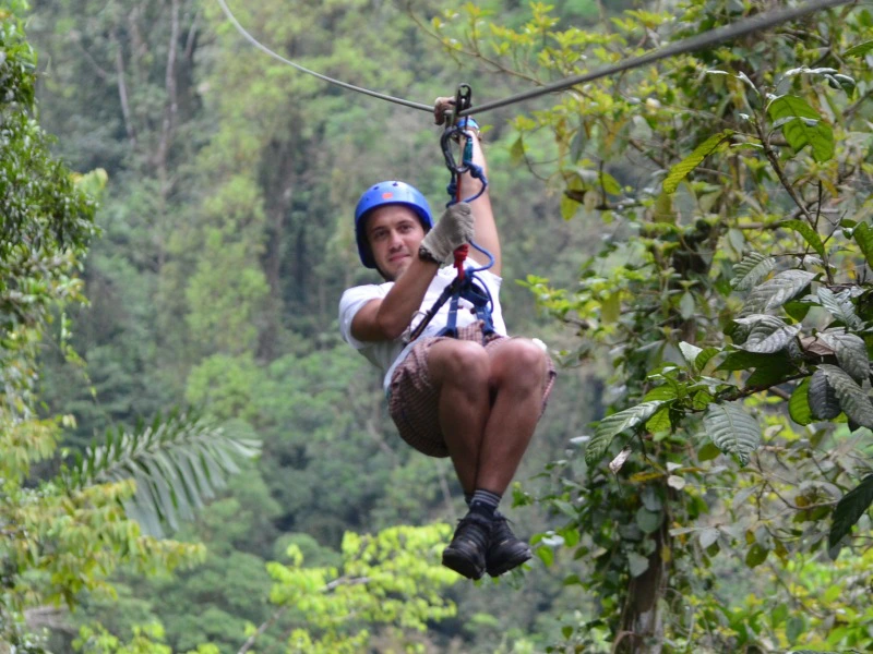 Reisender beim Canopy in Monteverde