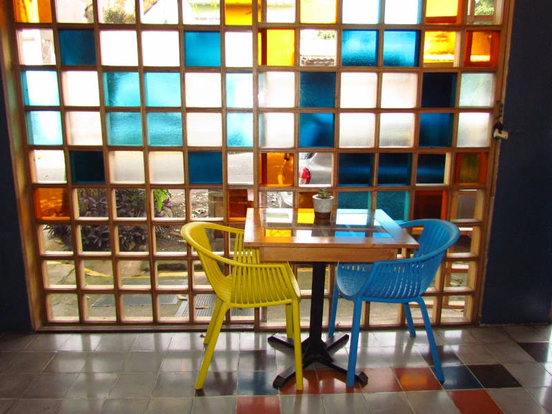 bunte Fensterfront im Hotel in San Jose in Costa Rica