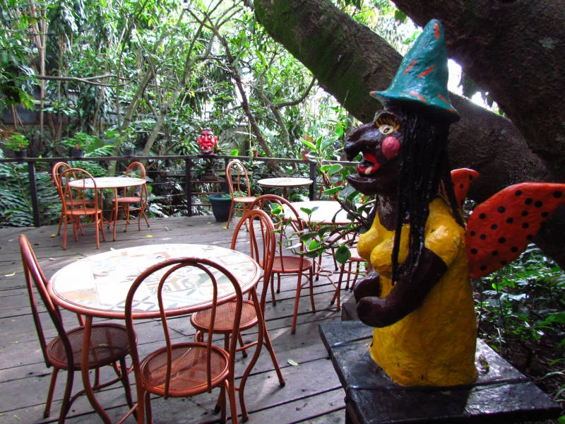 Sitzecke im Grünen in der Unterkunft in San Jose in Costa Rica