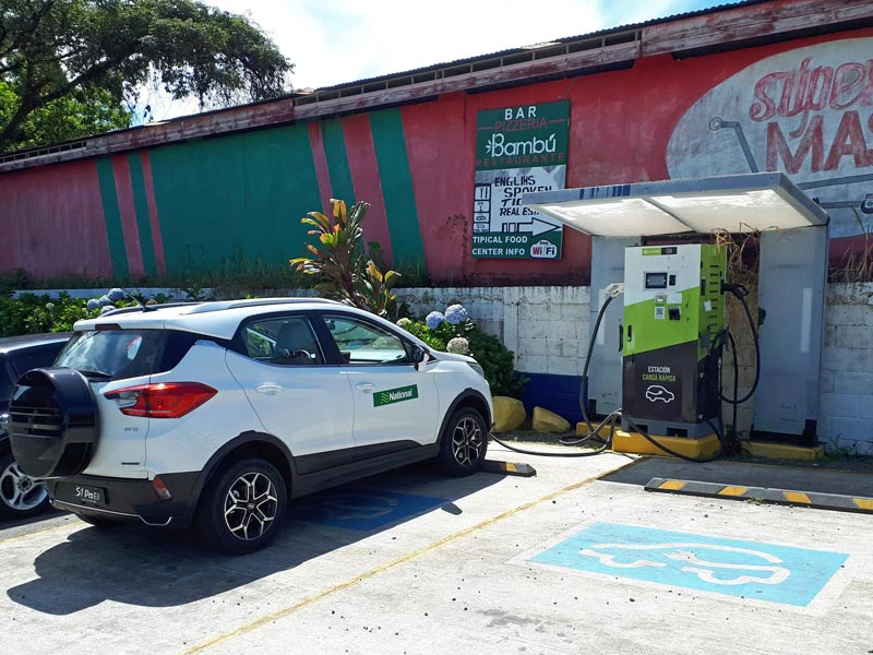 Laden mit Ladestation für Autos in Costa Rica