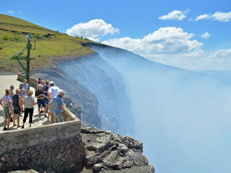 Menschen am Kraterrand des Masaya Vulkans in Nicaragua