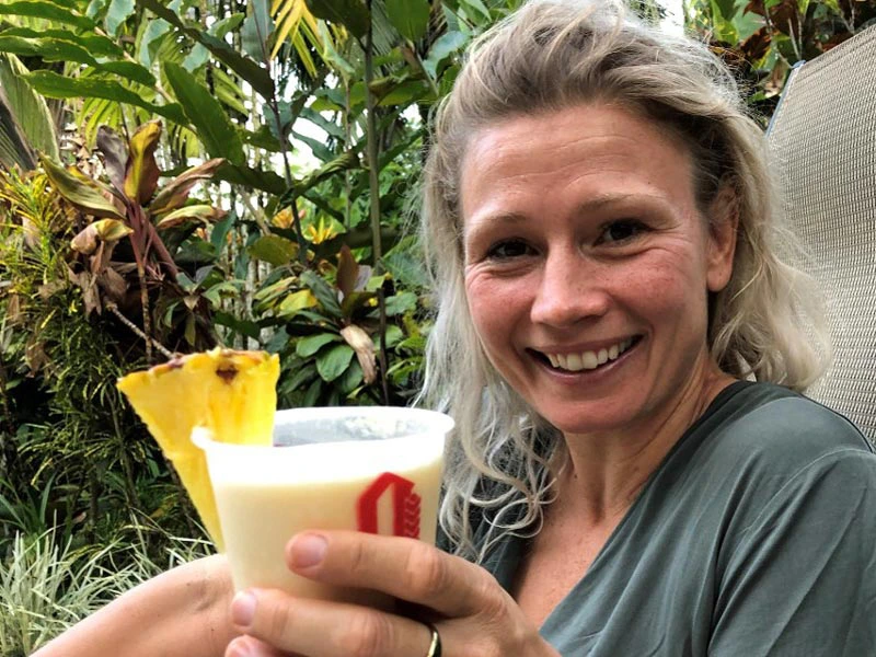 Frau trinkt Cocktail in Costa Rica