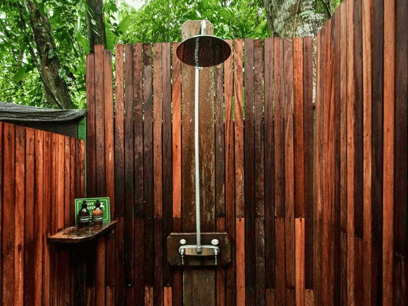 Outdoor-Dusche beim Glamping in Costa Rica