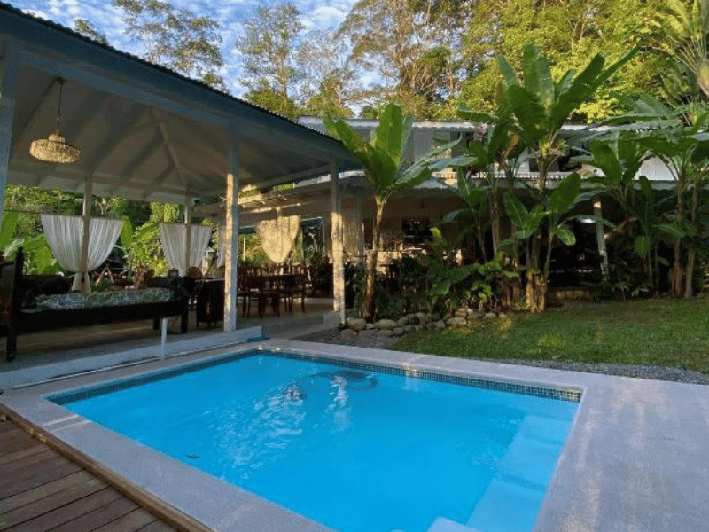 Pool der Glampingunterkunft in Puerto Viejo, Costa Rica