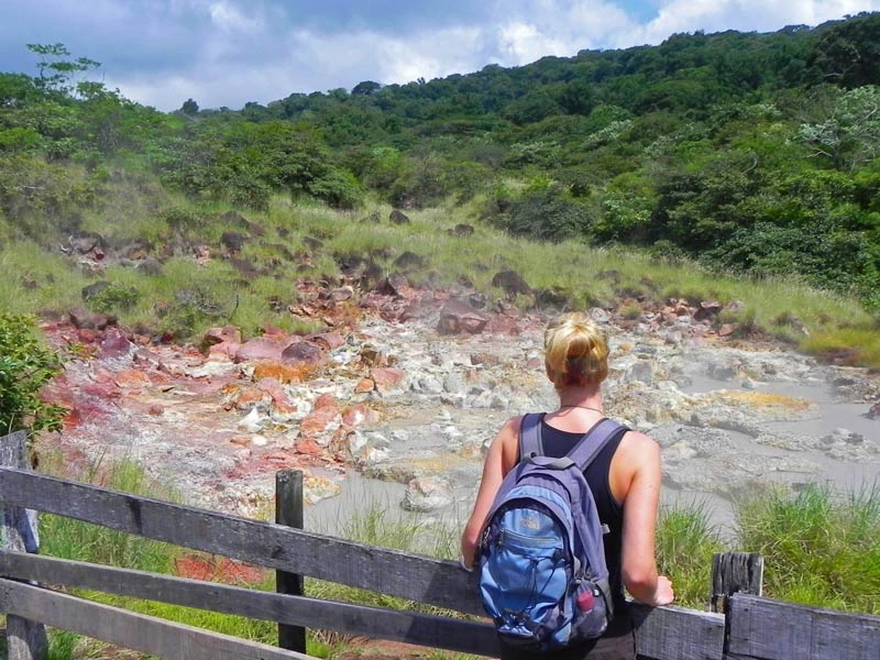 Frau schaut auf die Fumarolen im Rincon Nationalpark in Costa Rica
