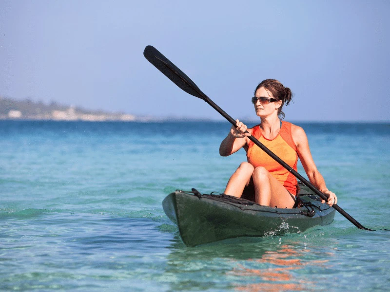 Frau beim Kajaken auf dem Meer in Costa Rica