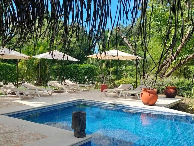 Pool des Komforthotels in Sámara, Costa Rica
