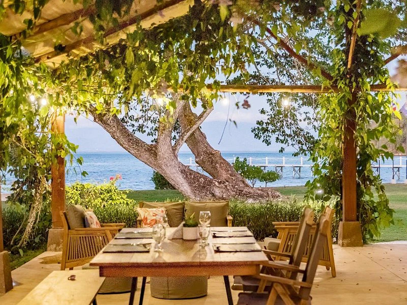 Terrasse des Komforthotels am Playa Naranjo, Costa Rica