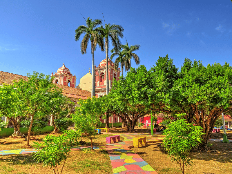 Blick von der Glocke der Kathedrale in León, Nicaragua, über die historische Stadt mit ihren Kolonialbauten und einem wunderschönen Sonnenuntergang.