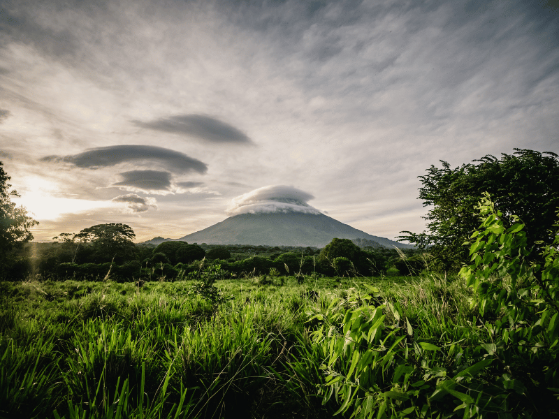 Der beeindruckende Vulkan Concepción auf der Insel Ometepe, eingerahmt von dichter Vegetation und einer friedlichen Landschaft – ein Naturhighlight in Nicaragua.