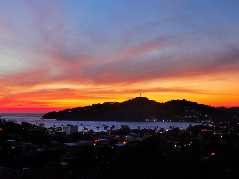 Sonnenuntergang über San Juan del Sur in Nicaragua, mit Blick auf die Bucht, Palmen und die leuchtenden Farben des Himmels – eine der beeindruckenden Nicaragua Sehenswürdigkeiten.