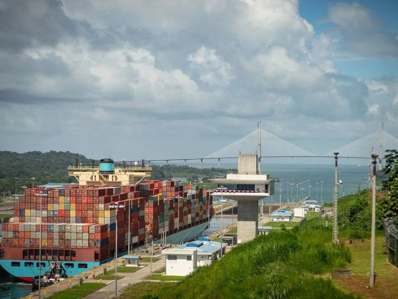 Schiff auf dem Panama Kanal