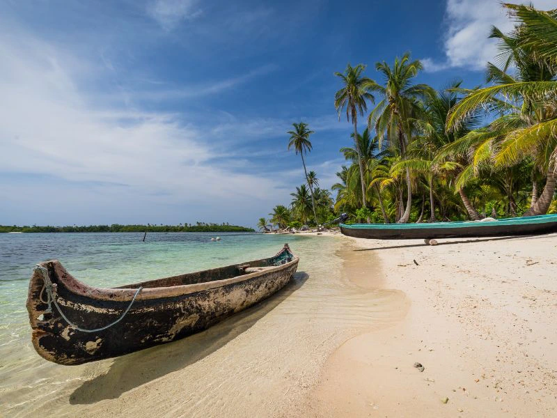 Boote am Strand von San Blas