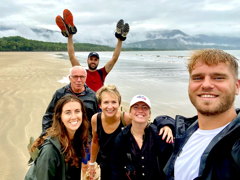 Reisegruppe am Strand von Costa Rica