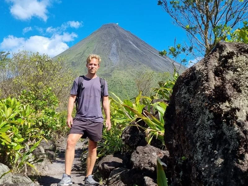 Mann vor Vulkan im Arenal Nationalpark