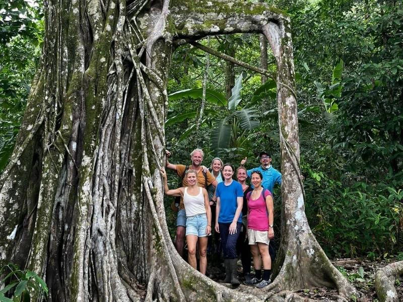 Menschen auf einer Wanderung im Corcovado Nationalpark