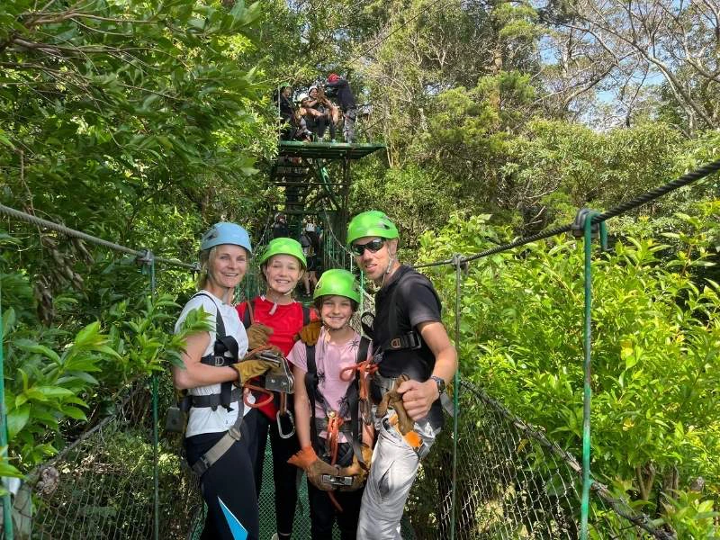 Familie auf einer Hängebrücke im Monteverde Nebelwald