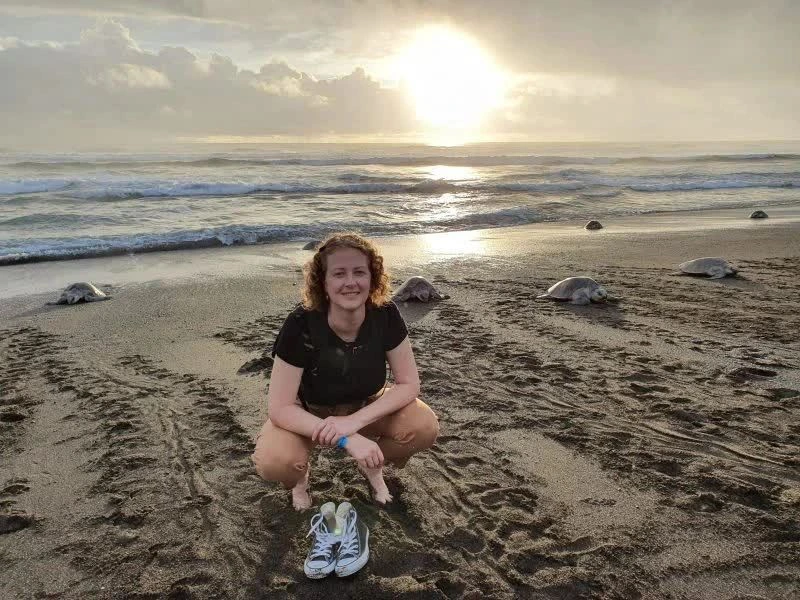 Frau am Schildkrötenstrand in Tortuguero