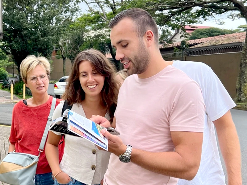 Reisende mit Karte unterwegs