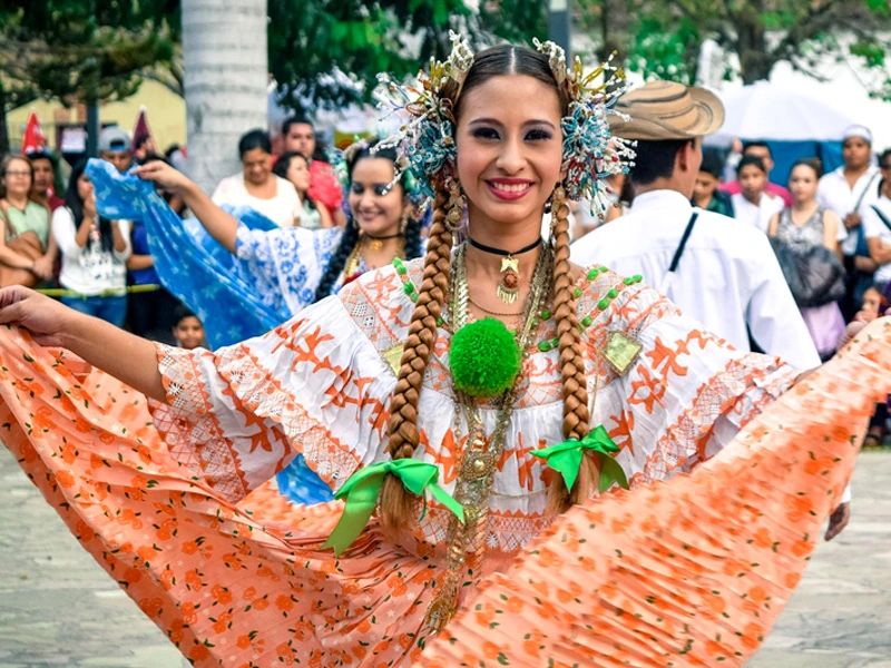 Frau geschmückt in traditioneller Kleidung