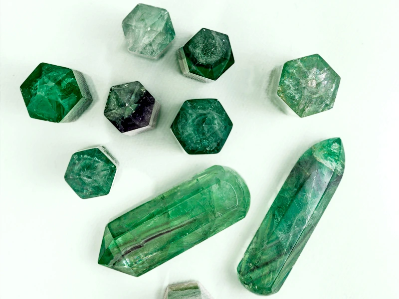 Jade Edelsteine in verschiedenen Größen