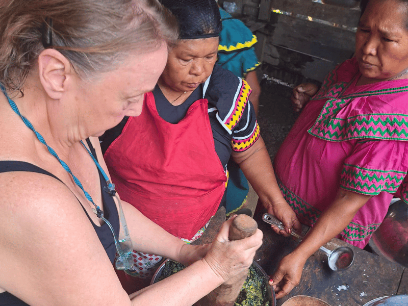 Einheimische während des Kochkurses auf Bocas del Toro