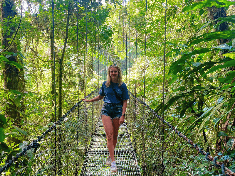 Frau auf Hängebrücken in Costa Rica