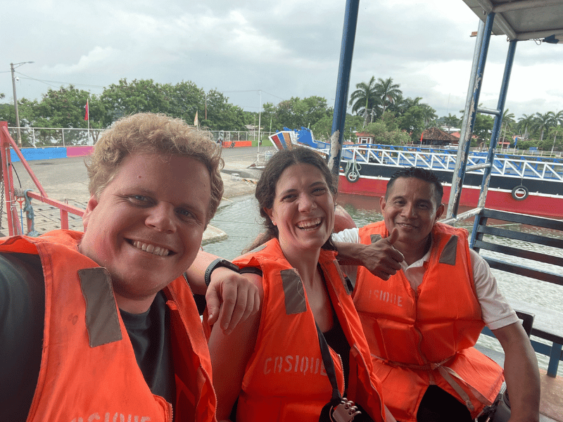 Personen auf der Faehre nach Ometepe in Nicaragua