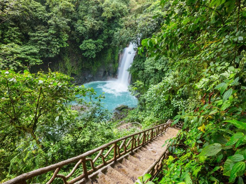 Wasserfall während der Regenzeit in Costa Rica