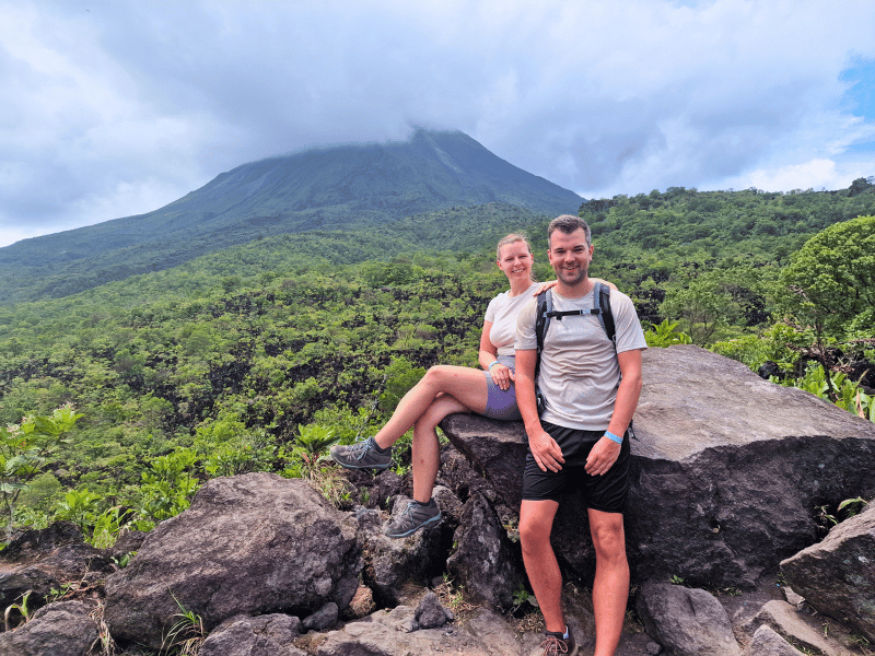 Paar beim Wandern am Arenal