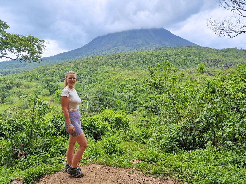 Frau beim Wandern am Arenal