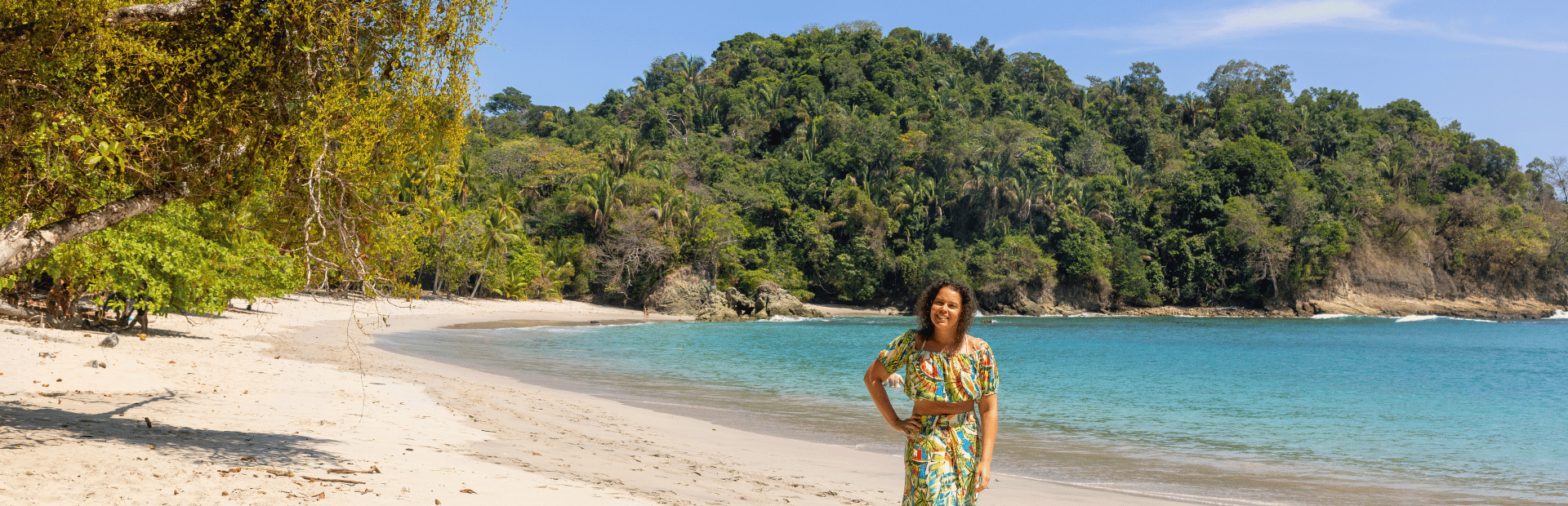 Frau am Strand vom Manuel Antonio Nationalpark