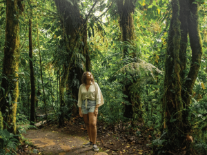 Frau im Nebelwald von Monteverde