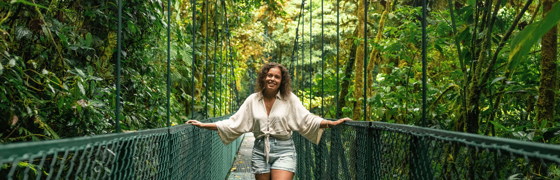 Frau im Nebelwald von Monteverde