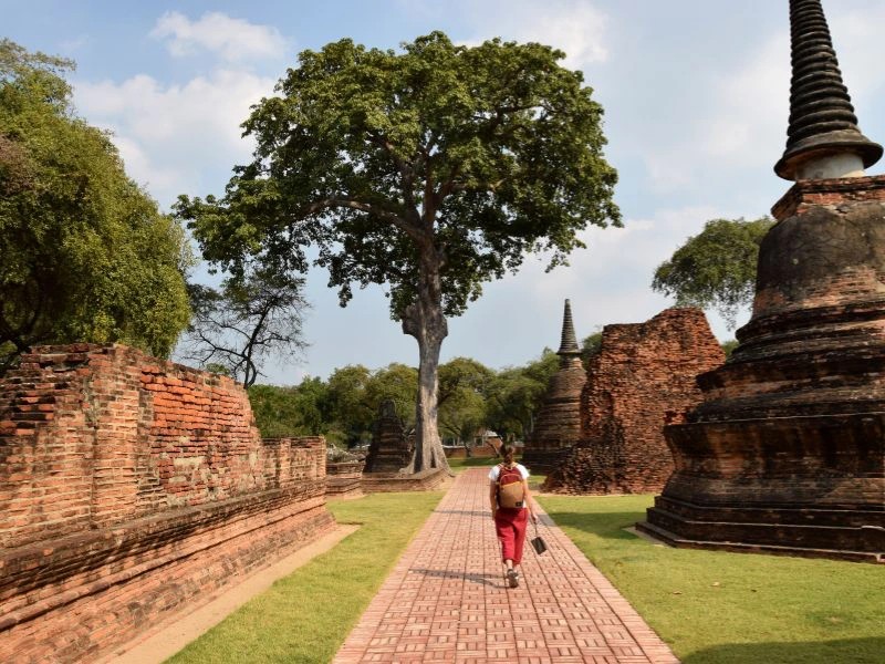 Tourist spaziert durch die Tempelanlage in Ayutthaya