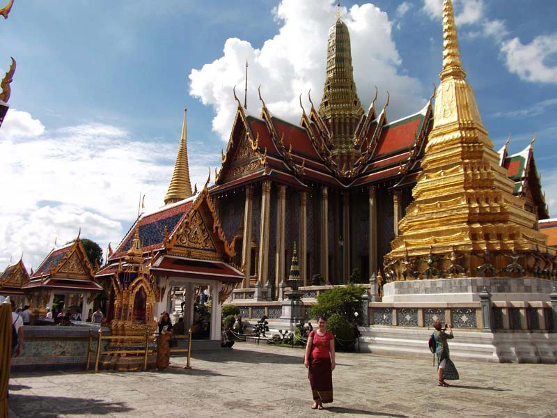 Tourist vor den Tempeln im Königspalast in Bangkok Thailand