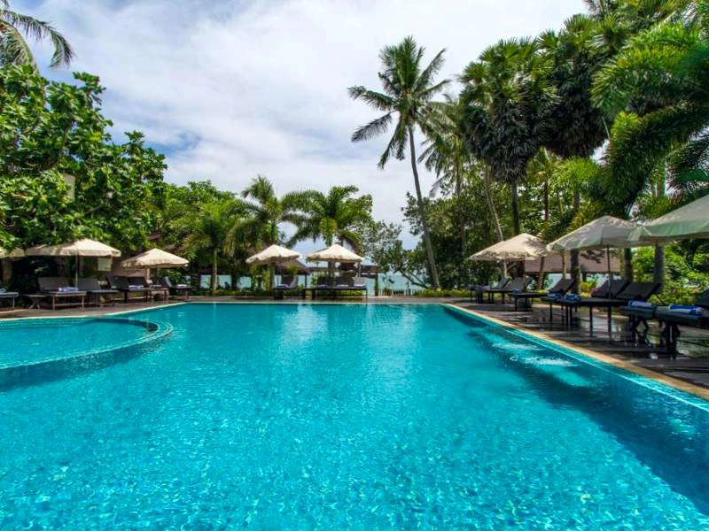 Pool im Hotel auf Koh Lanta