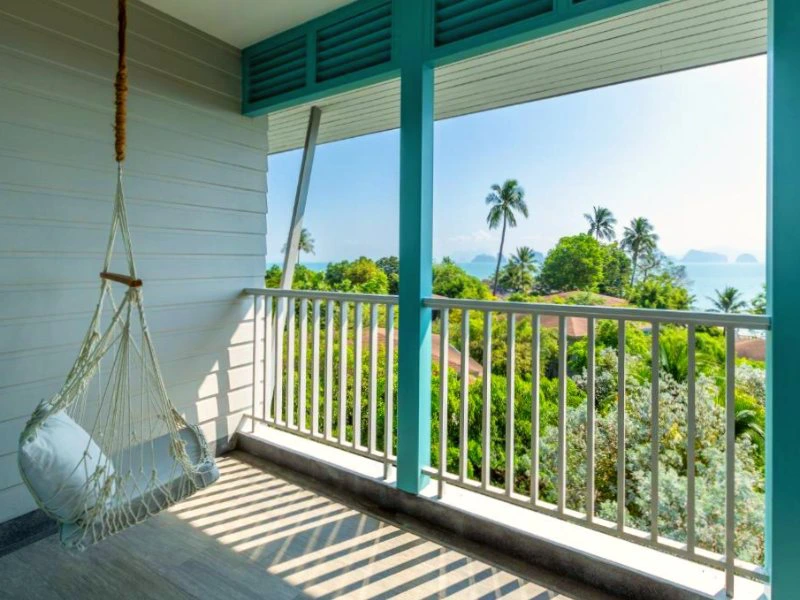 Balkon im komfortablen Hotel auf Koh Yao Noi, Thailand