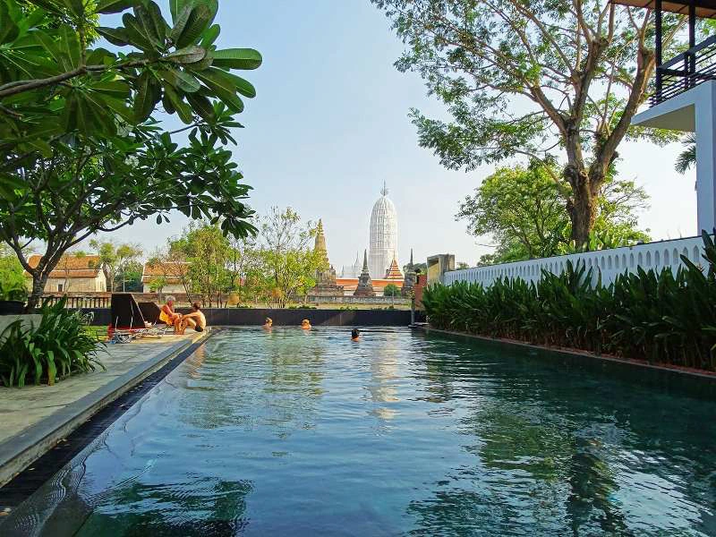 Pool im komfortablen Hotel in Ayutthaya, Thailand