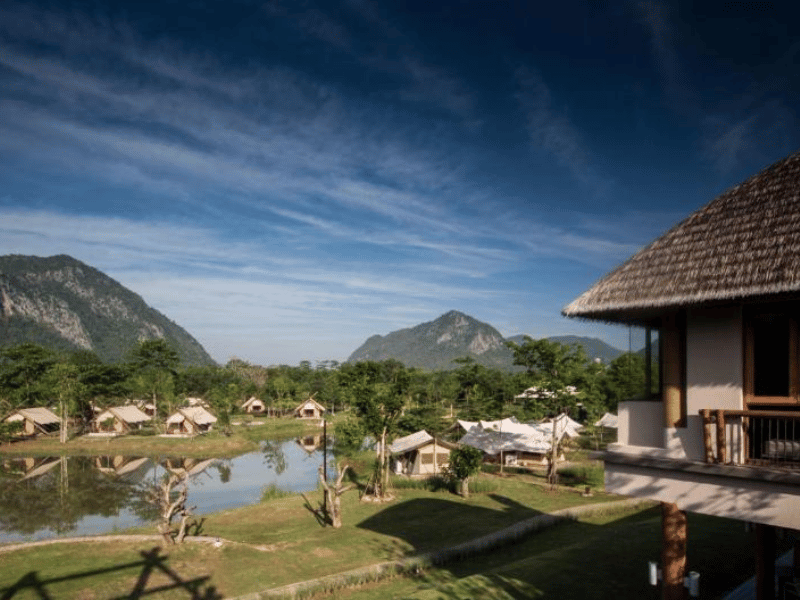 Hotelanlage im Grünen mit See beim Khao Yao Nationalpark in Thailand