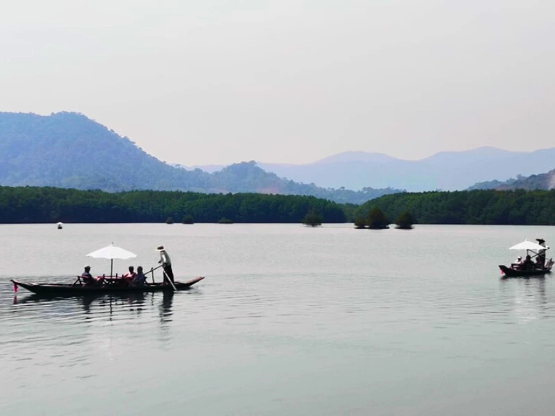 Gondeln in der Salak Kok Bucht auf Koh Chang in Thailand