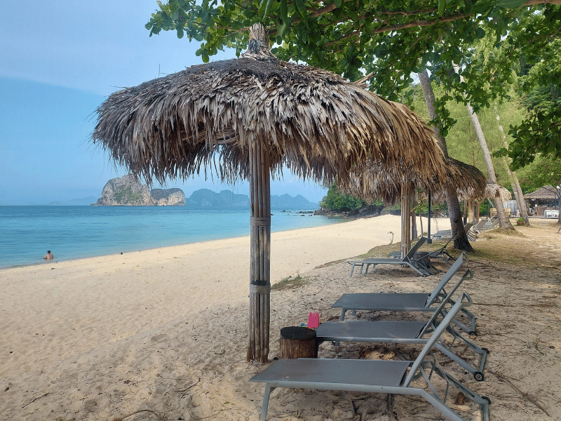 Strand am Hotel auf Koh Ngai Thailand