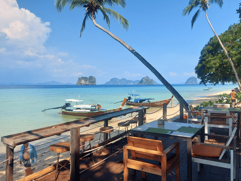 Restaurant am Hotel auf Koh Ngai Thailand