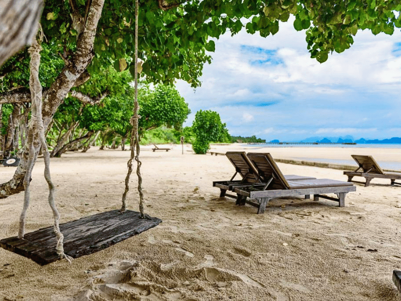 Strand des stilvollen Hotels auf Koh Yao Yai, Thailand