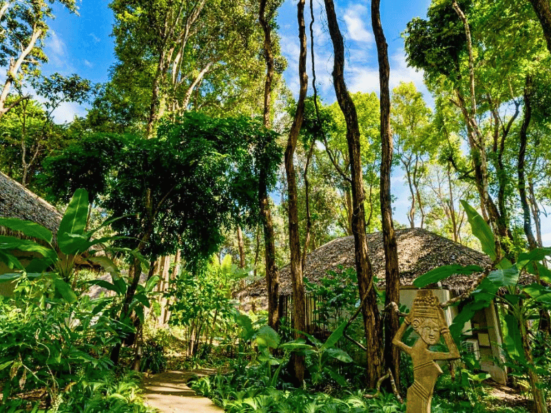 Gartenanlage im stilvollen Hotel auf Koh Yao Yai, Thailand