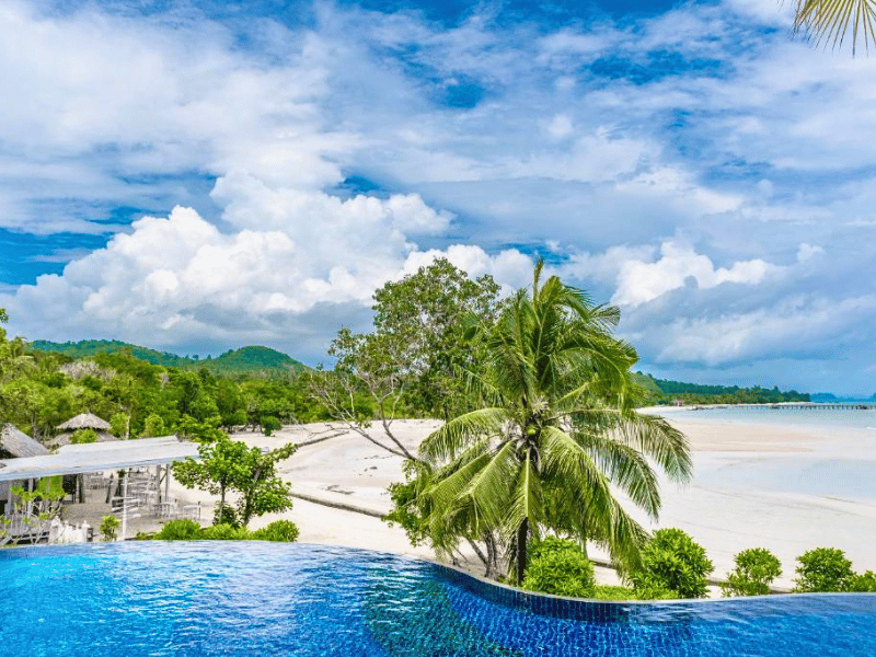 Pool mit Blick auf den Strand im stilvollen Hotel auf Koh Yao Yai, Thailand