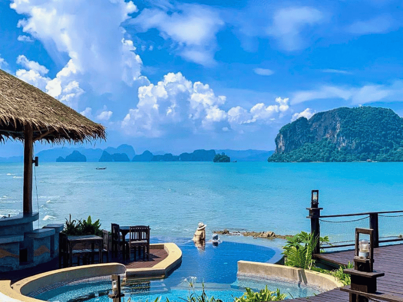 Pool mit Blick auf die Phang Nga Bucht im stilvollen Hotel auf Koh Yao Yai, Thailand