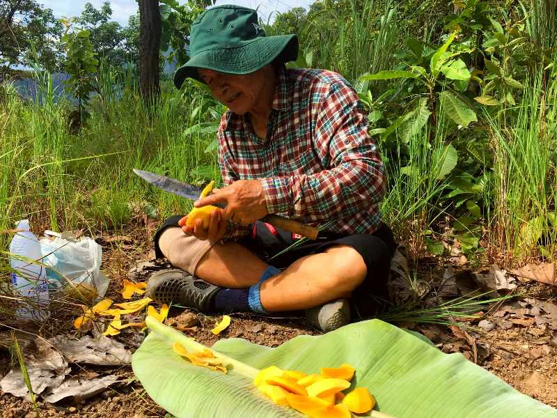 Guide beim Essen vorbereiten während der Wanderung in Thailand
