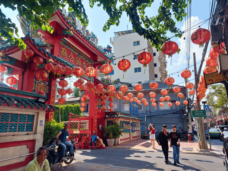 Rote Lampions vor einem chinesischem Tempel in China Town in Bangkok