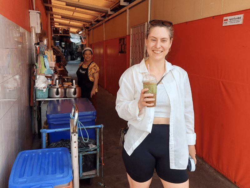 Tourist mit Thai Coffee in Bangkok